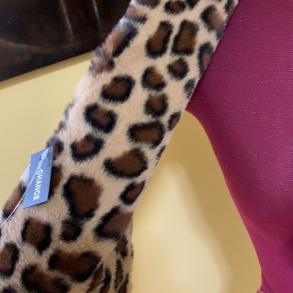 Cheetah Print Faux fur scarf and cuff gloves NWT - Picture 3 of 5